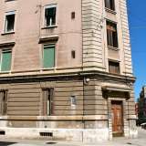 Girando attorno alla struttura � possibile notare quattro smussi d'angolo che, oltre ad arrotondare il blocco rettangolare, sono caratterizzati da quattro ingressi 
